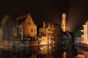 Mittelalterliches Brügge (Belgien) bei Nacht